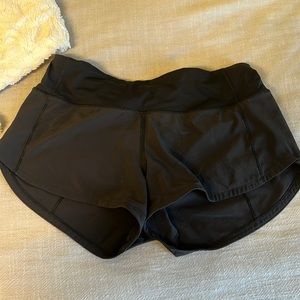 Speed up 2.5 lulu lemon shorts
